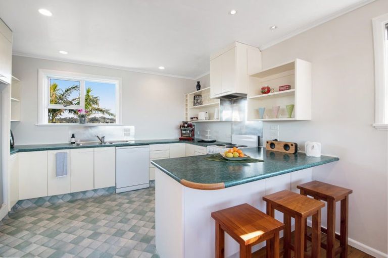 Photo of property in 8a Melandra Road, Stanmore Bay, Whangaparaoa, 0932