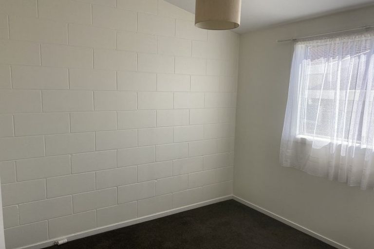 Photo of property in 2 Vera Road, Te Atatu South, Auckland, 0610