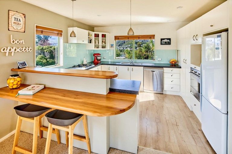 Photo of property in 13 Seaview Road, Paremata, Porirua, 5024