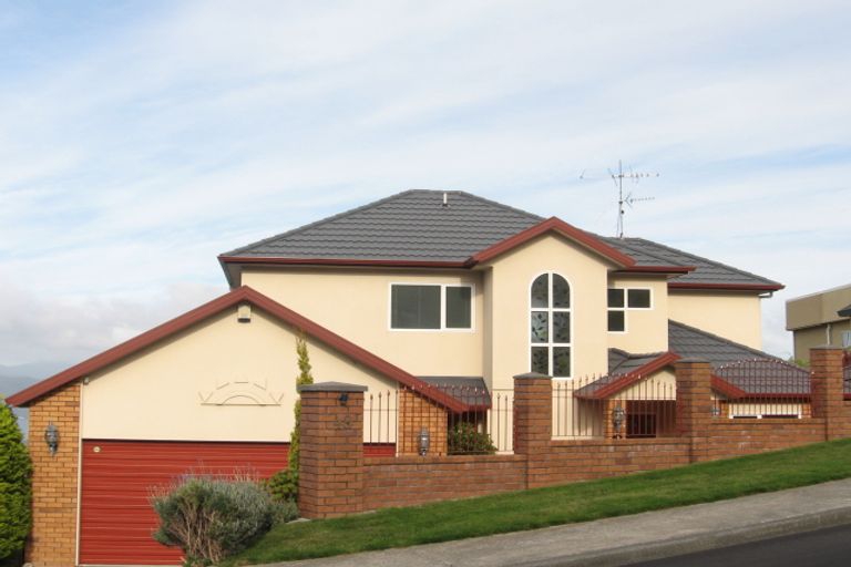 Photo of property in 48 Dress Circle, Newlands, Wellington, 6037