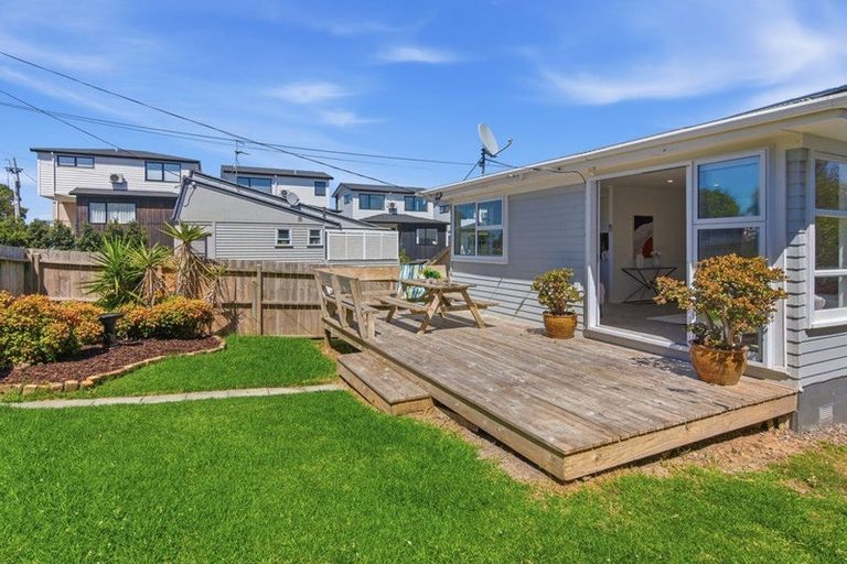 Photo of property in 1/862 East Coast Road, Northcross, Auckland, 0630