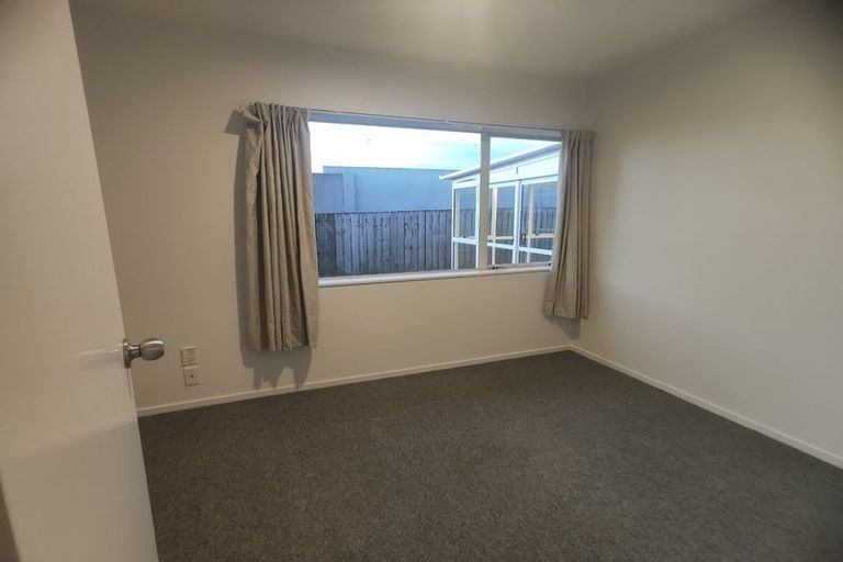 Photo of property in 2/3 Caribbean Drive, Unsworth Heights, Auckland, 0632