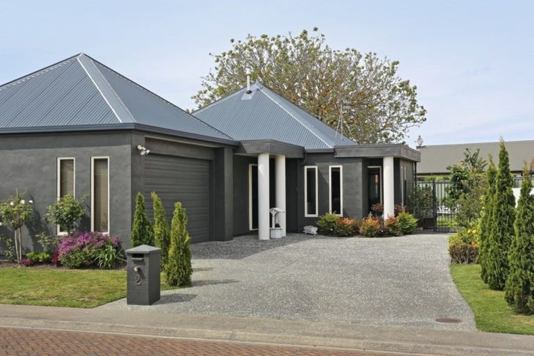 Photo of property in 2 Queens Walk, Taradale, Napier, 4112