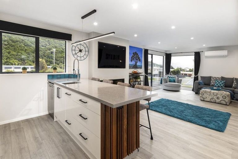 Photo of property in 15 Beach Road, Waikawa, Picton, 7220