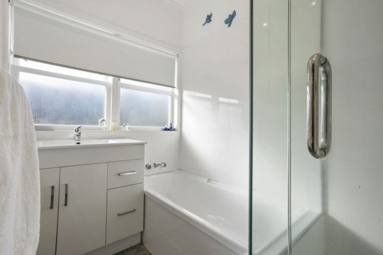 Photo of property in 1/290 East Coast Road, Forrest Hill, Auckland, 0620