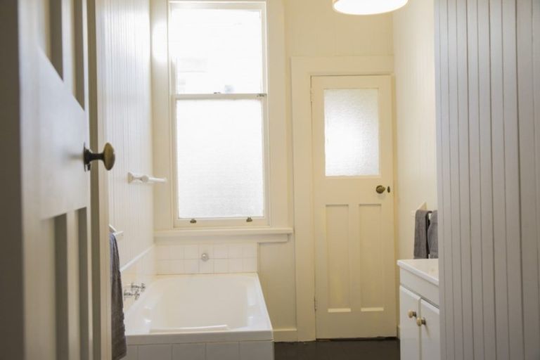 Photo of property in 45 Napier Terrace, Hospital Hill, Napier, 4110