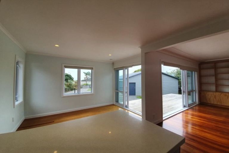 Photo of property in 21 Crispe Road, Clarks Beach, 2122