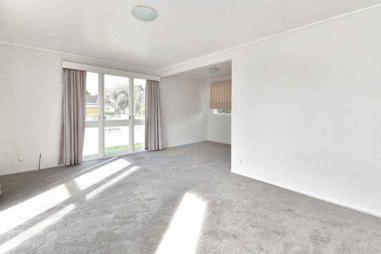 Photo of property in 5 Walton Street, Red Beach, 0932