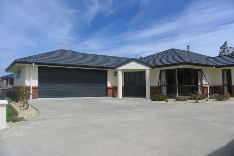 Photo of property in 64 Ruapehu Drive, Fitzherbert, Palmerston North, 4410