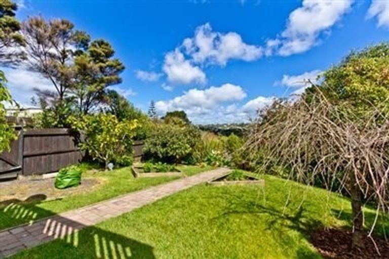 Photo of property in 1/60 Woodlands Crescent, Browns Bay, Auckland, 0630