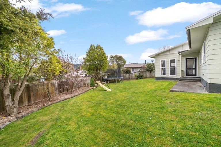 Photo of property in 5 Edelweiss Grove, Timberlea, Upper Hutt, 5018
