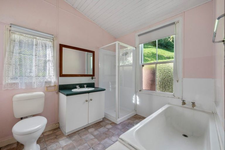 Photo of property in 15 Milton Terrace, Picton, 7220