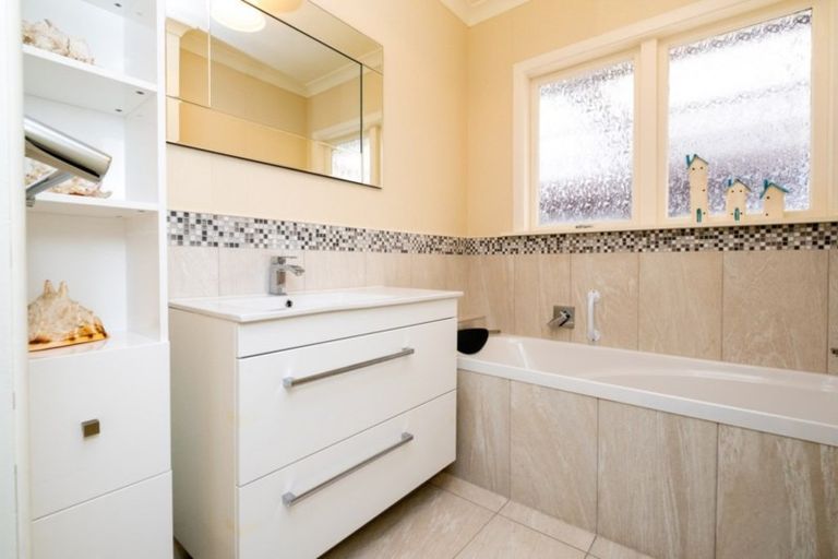 Photo of property in 10 Meeanee Quay, Westshore, Napier, 4110