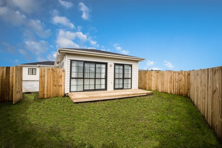 Photo of property in 10 Poutawa Lane, Clarks Beach, 2122