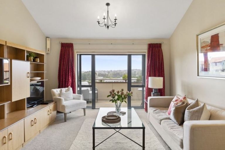 Photo of property in 9/8 Tobago Place, Sunnynook, Auckland, 0620