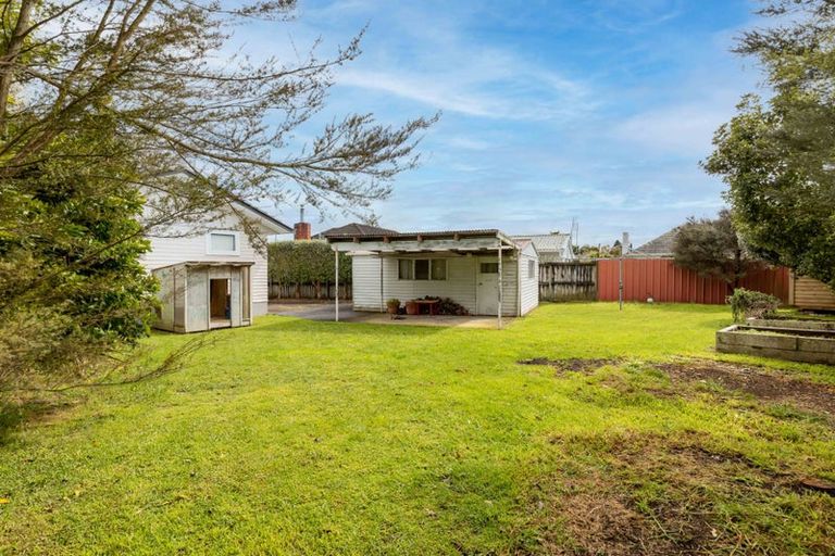 Photo of property in 73 Gloria Avenue, Te Atatu Peninsula, Auckland, 0610