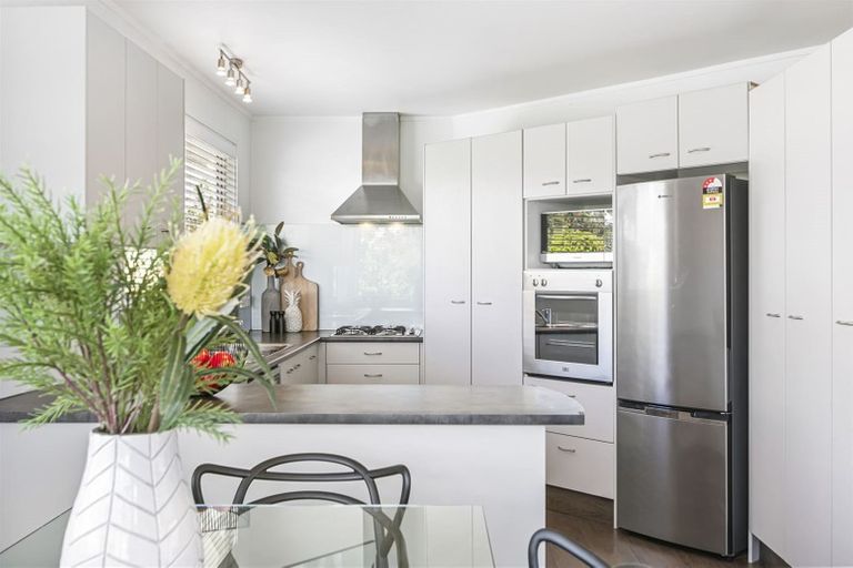 Photo of property in 52 Ravenwood Drive, Forrest Hill, Auckland, 0620