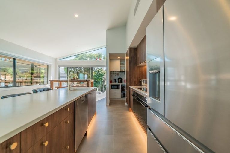 Photo of property in 18 Poplar Drive, Kelvin Heights, Queenstown, 9300