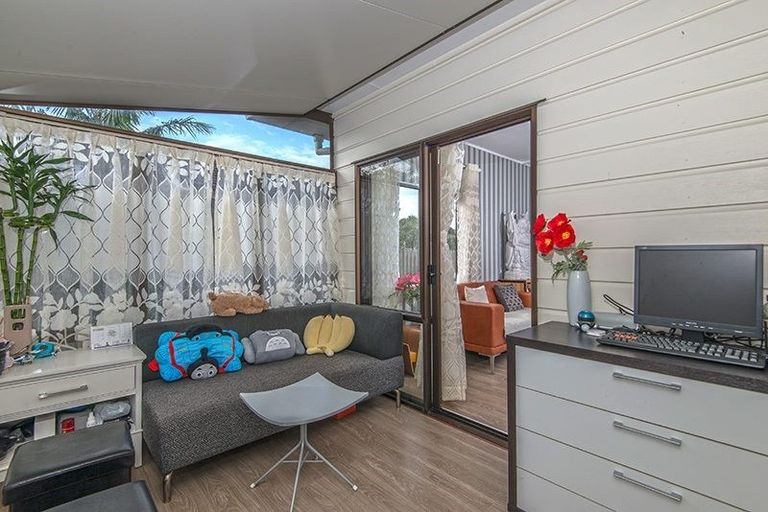 Photo of property in 8 De Quincey Terrace, Highland Park, Auckland, 2010