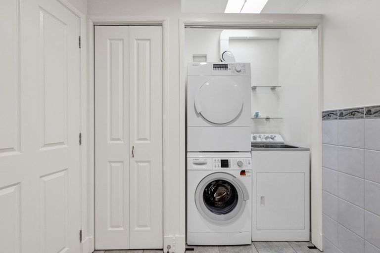 Photo of property in 1e Queen Street, New Plymouth, 4310