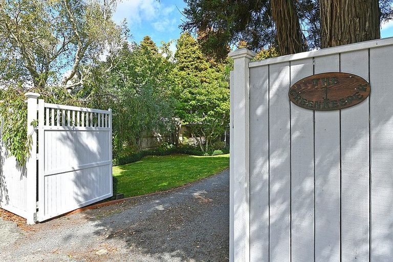 Photo of property in 2 Barton Road, Heretaunga, Upper Hutt, 5018