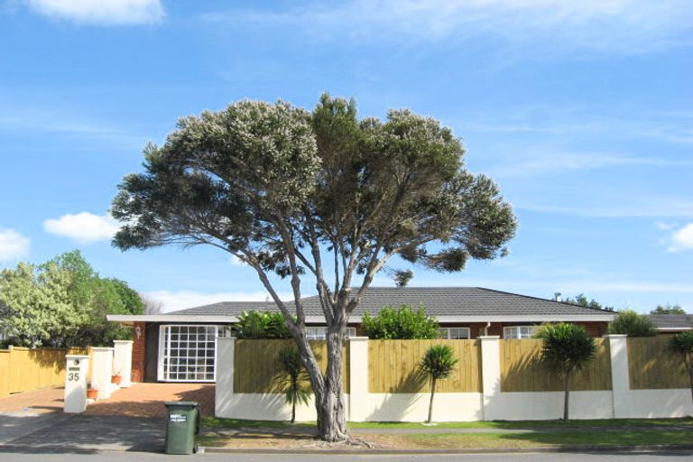 Photo of property in 35 Heta Road, Highlands Park, New Plymouth, 4312