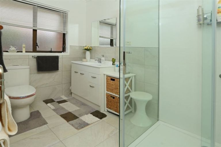 Photo of property in 2/104 Rathgar Road, Henderson, Auckland, 0610