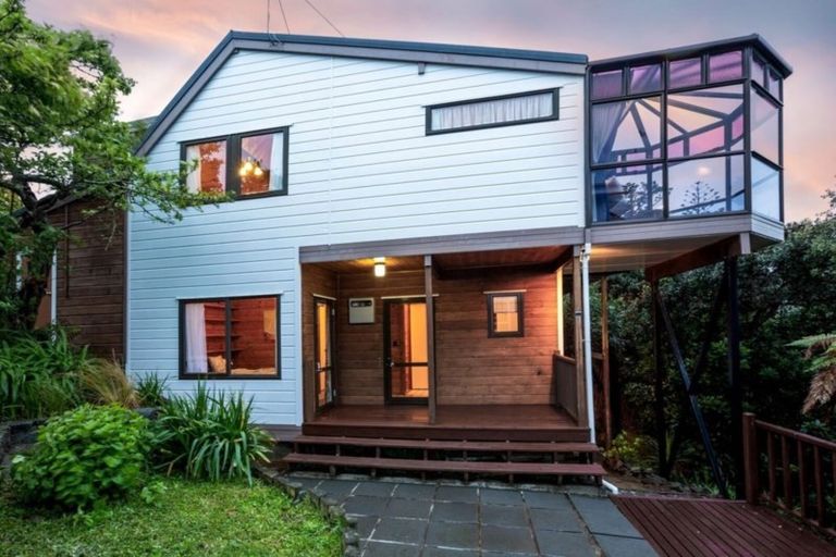 Photo of property in 76 Seaview Road, Paremata, Porirua, 5024
