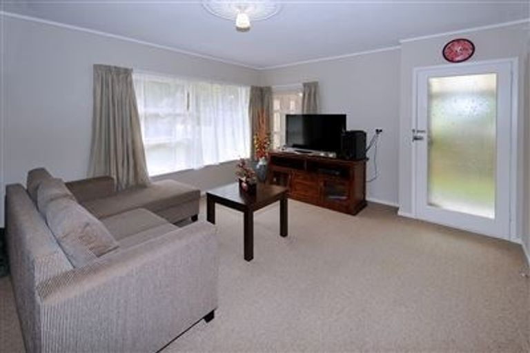 Photo of property in 1/15 Woodall Place, Totara Vale, Auckland, 0627