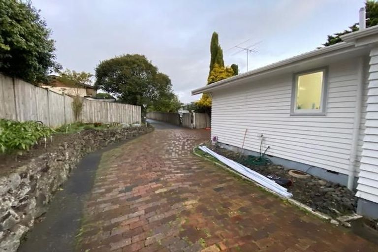 Photo of property in 13 Segedin Place, Glenfield, Auckland, 0629