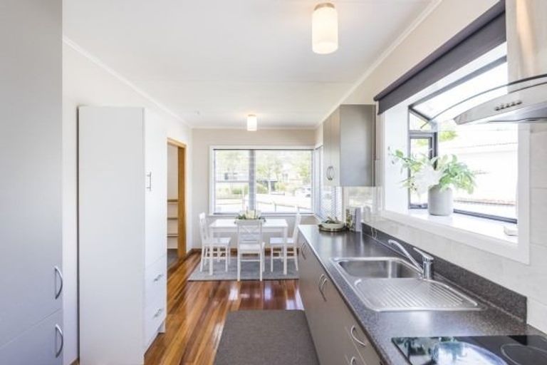 Photo of property in 10 Catlins Crescent, Milson, Palmerston North, 4414