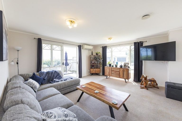 Photo of property in 24 Logan Way, Kelvin Grove, Palmerston North, 4414