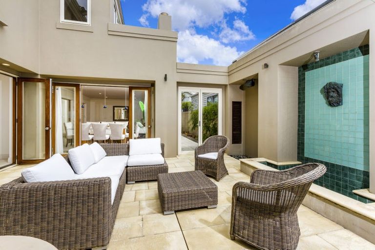 Photo of property in 3a Holiday Road, Milford, Auckland, 0620