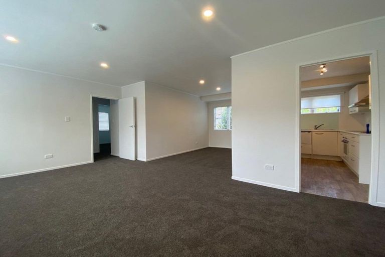 Photo of property in 2/23 Manhattan Heights, Glendene, Auckland, 0602