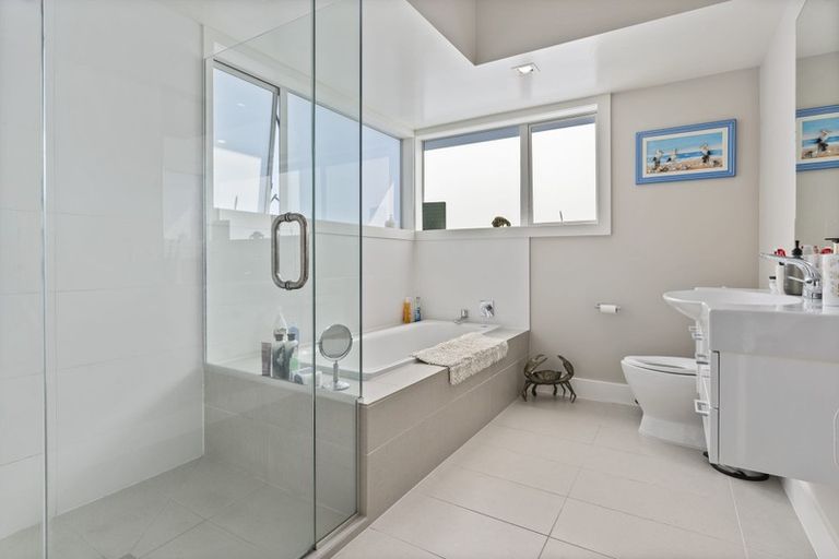 Photo of property in 43b Seaview Road, Castor Bay, Auckland, 0620