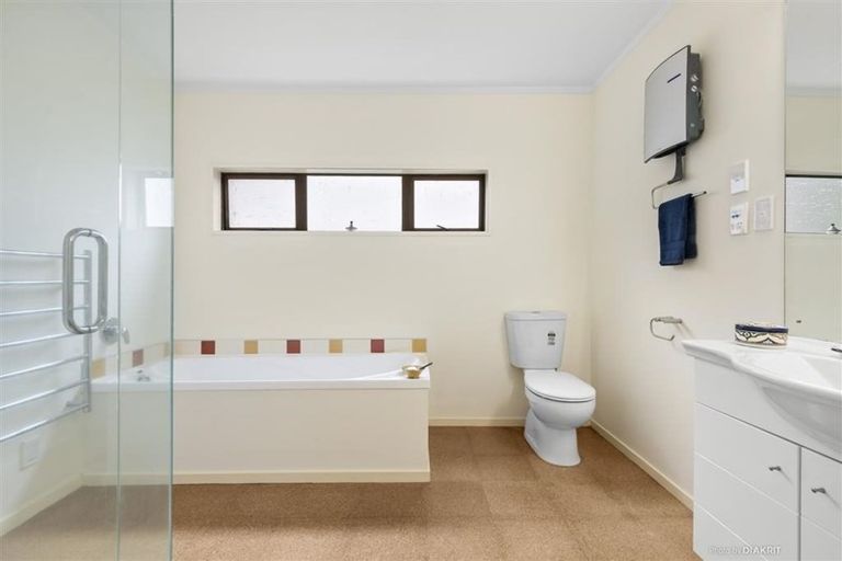 Photo of property in 16 Garden Road, Northland, Wellington, 6012