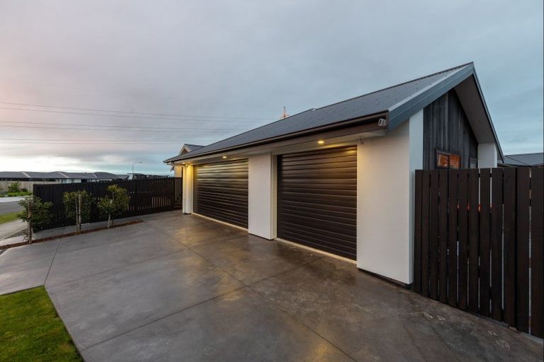 Photo of property in 2 Corsica Court, Fitzherbert, Palmerston North, 4410