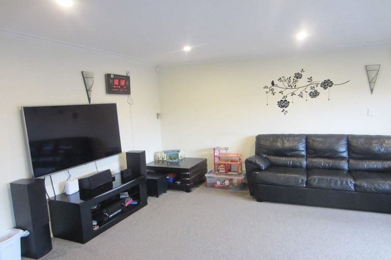 Photo of property in 2 Fyvie Avenue, Tawa, Wellington, 5028