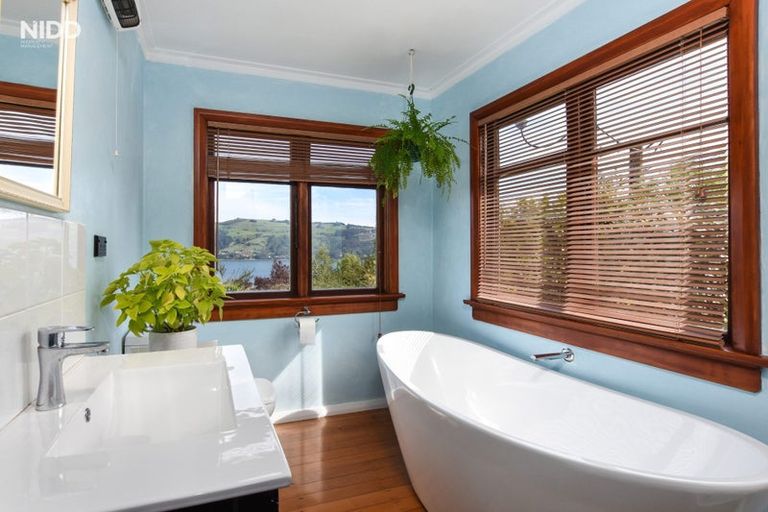 Photo of property in 28 Athol Place, Ravensbourne, Dunedin, 9022