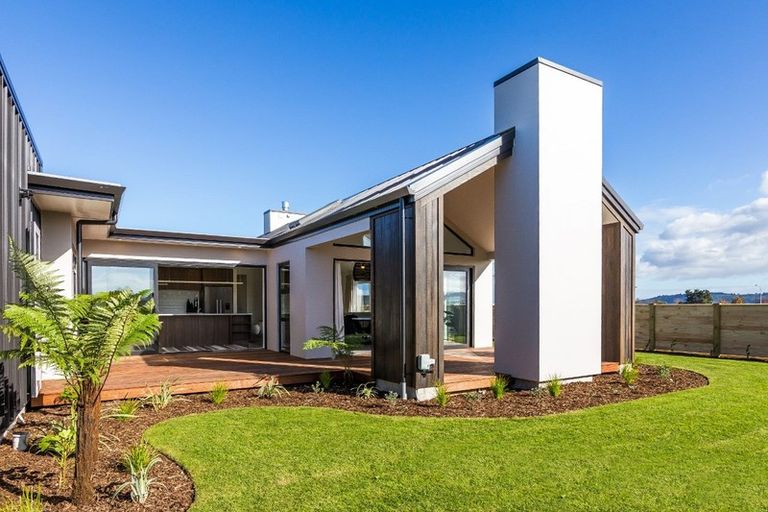 Photo of property in 2 Lochinvar Lane, Acacia Bay, Taupo, 3385