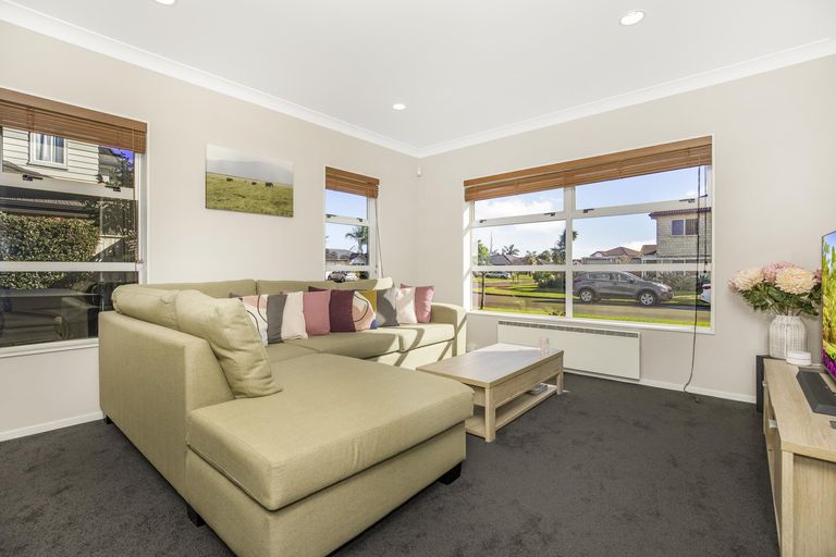 Photo of property in 28 Belfry Place, Wattle Downs, Auckland, 2103