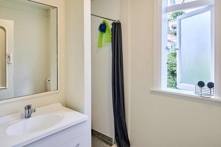 Photo of property in 151 Kelburn Parade, Kelburn, Wellington, 6012