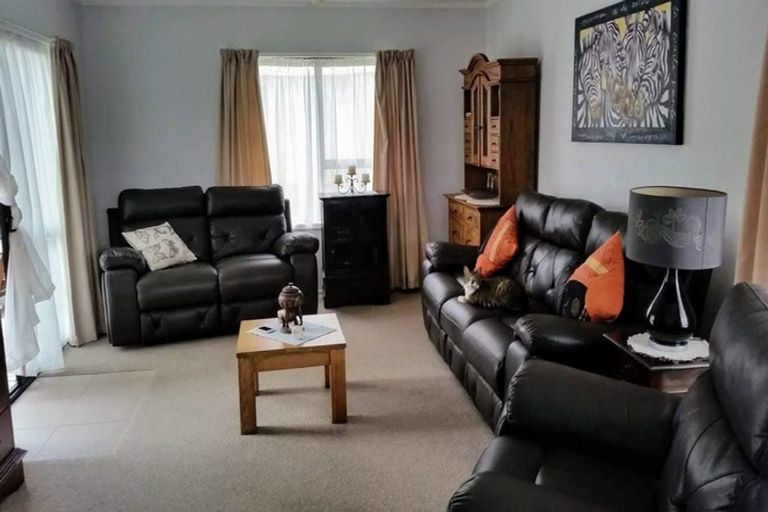 Photo of property in 2/12 Heathglen Place, Bayview, Auckland, 0629