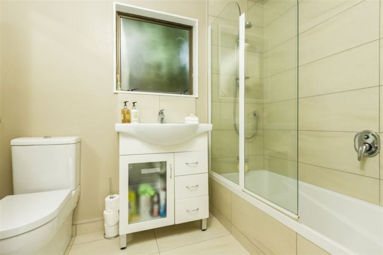 Photo of property in 9a Hanlon Crescent, Narrow Neck, Auckland, 0624