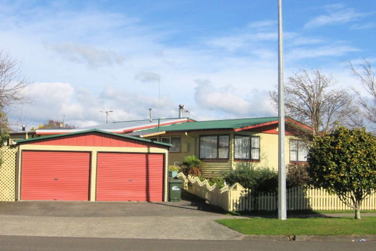 Photo of property in 2 Newcastle Street, Hokowhitu, Palmerston North, 4410