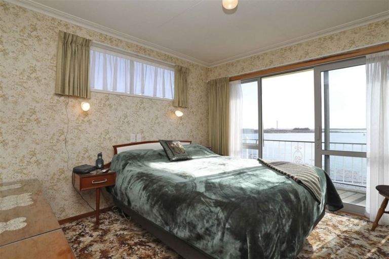 Photo of property in 68 Marine Parade, Bluff, 9814