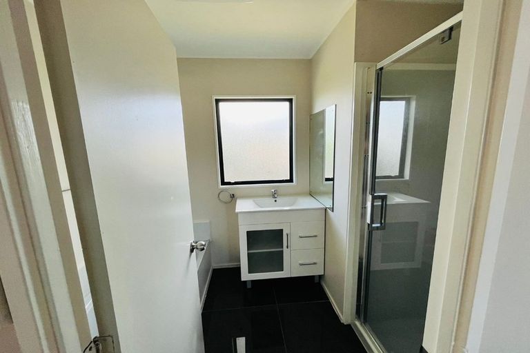 Photo of property in 1/8 Anglers Way, Wattle Downs, Auckland, 2102