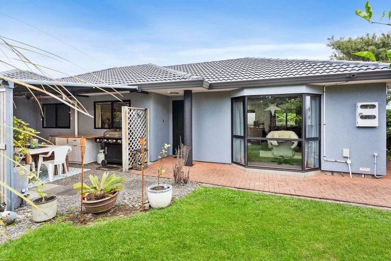 Photo of property in 21 Waterview Road West, Stanley Point, Auckland, 0624