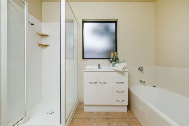 Photo of property in 4/42 Fields Parade, Oteha, Auckland, 0632