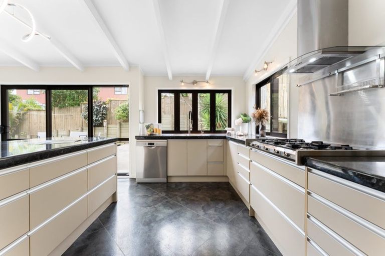 Photo of property in 31 Stranolar Drive, Mount Roskill, Auckland, 1041